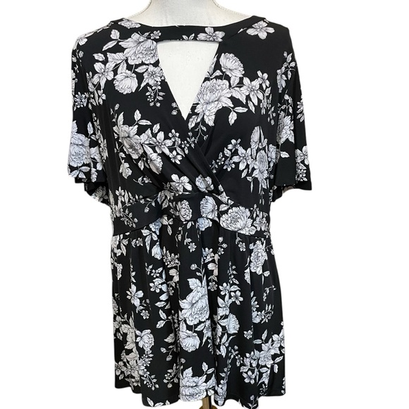 torrid Tops - Torrid Black and White Flowered Peasant Short Sleeved Blouse. Size 2X